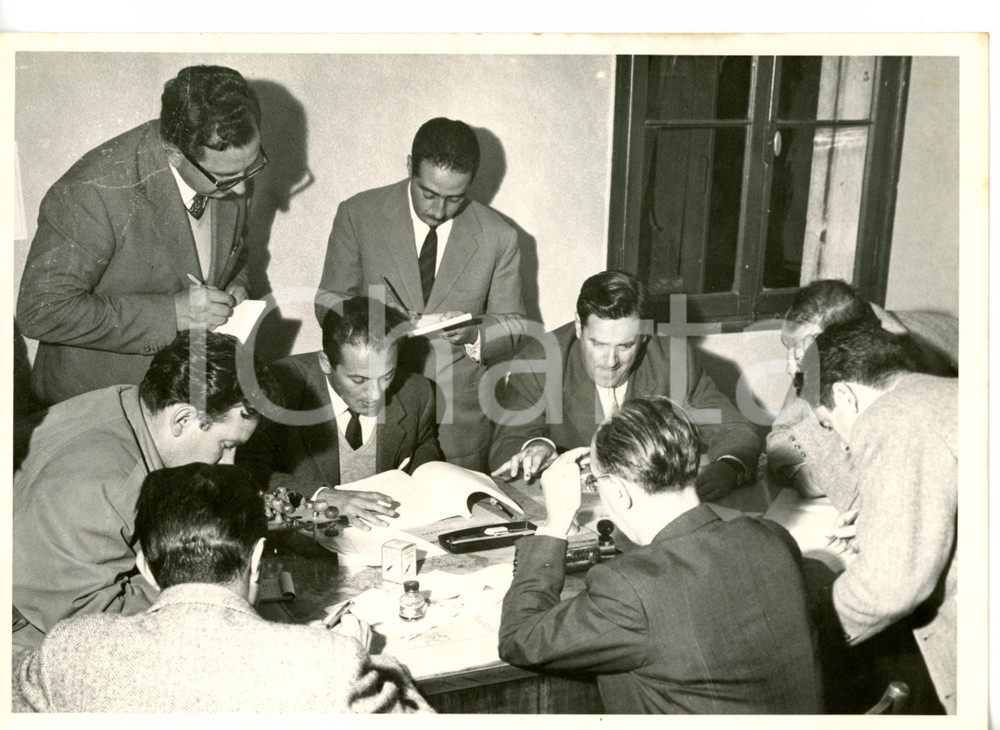 1957 VENEZIA - CASO MONTESI Vittorio ANTONELLI legge la sentenza ai giornalisti