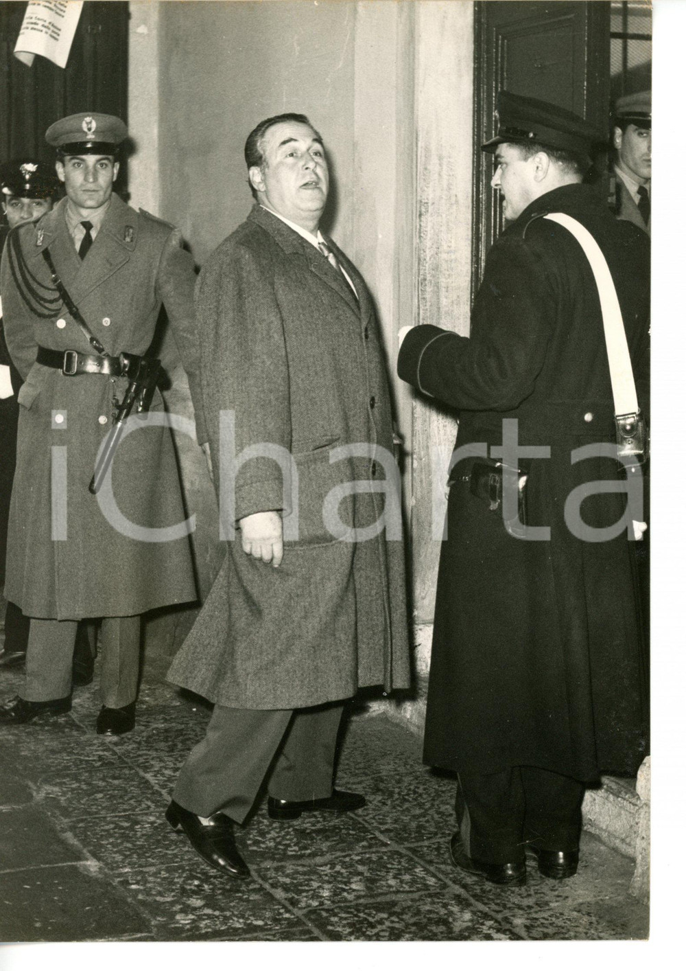 1957 VENEZIA - CASO MONTESI Guido CELANO si reca a deporre in tribunale *Foto Fotografia d'epoca con didascalia coeva. CONDIZIONI: FAIR (piegatura di circa due centimetri al margine superiore) FORMATO: 13x18 cm    originale e autentica 1