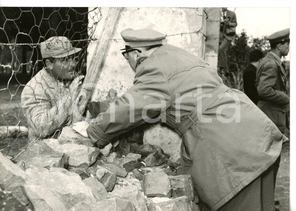 1957 TORVAIANICA - CASO MONTESI Carabiniere durante sopralluogo *Foto 18x13 cm