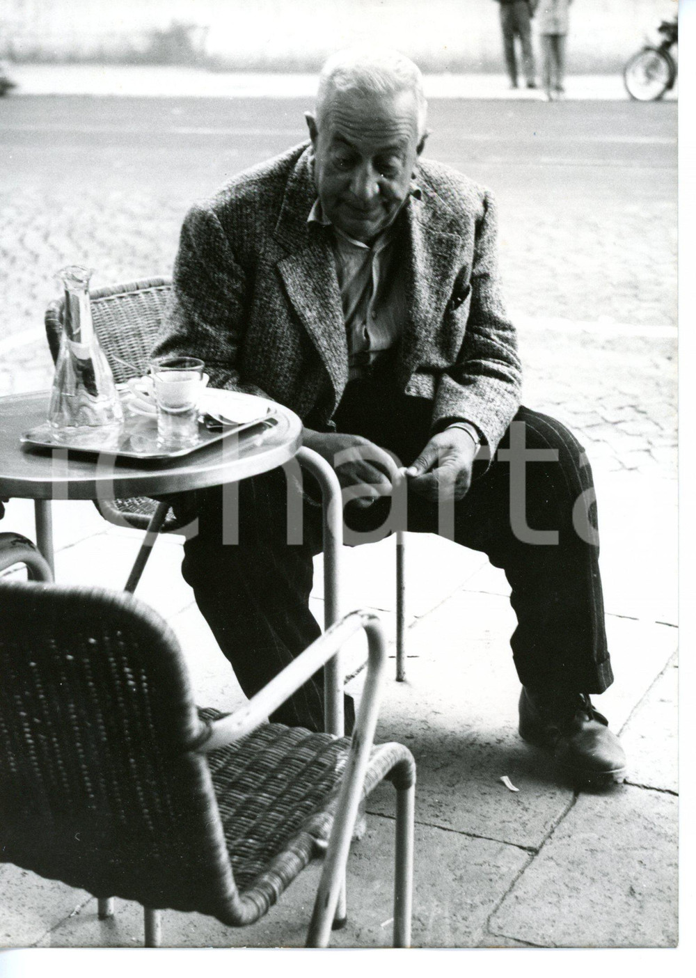 1954 ROMA CASO MONTESI Zingarelli al bar dopo interrogatorio di Raffaele SEPE Fotografia d'epoca con didascalia coeva al verso. CONDIZIONI: FAIR (sovraimpressioni)FORMATO: 13x18 cm     originale e autentica 1