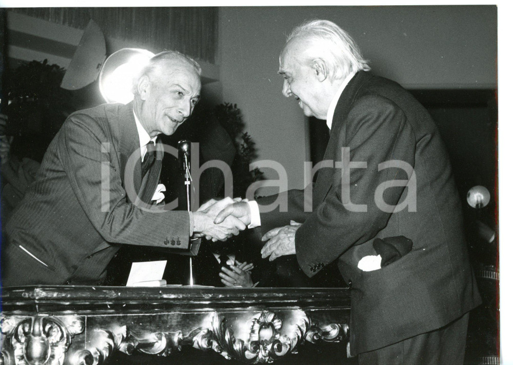 1956 ROMA Palazzo Esposizioni - Antonio SEGNI stringe la mano a Carlo CARRÀ