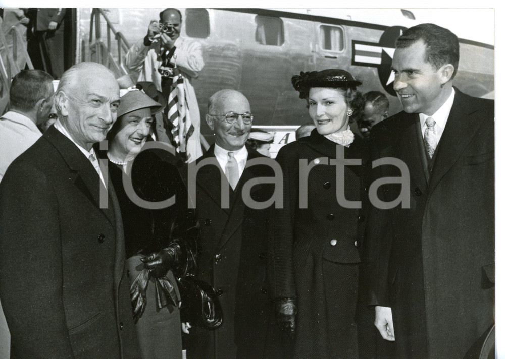 1957 ROMA Antonio SEGNI e James ZELLERBACH ricevono Richard NIXON all'aeroporto