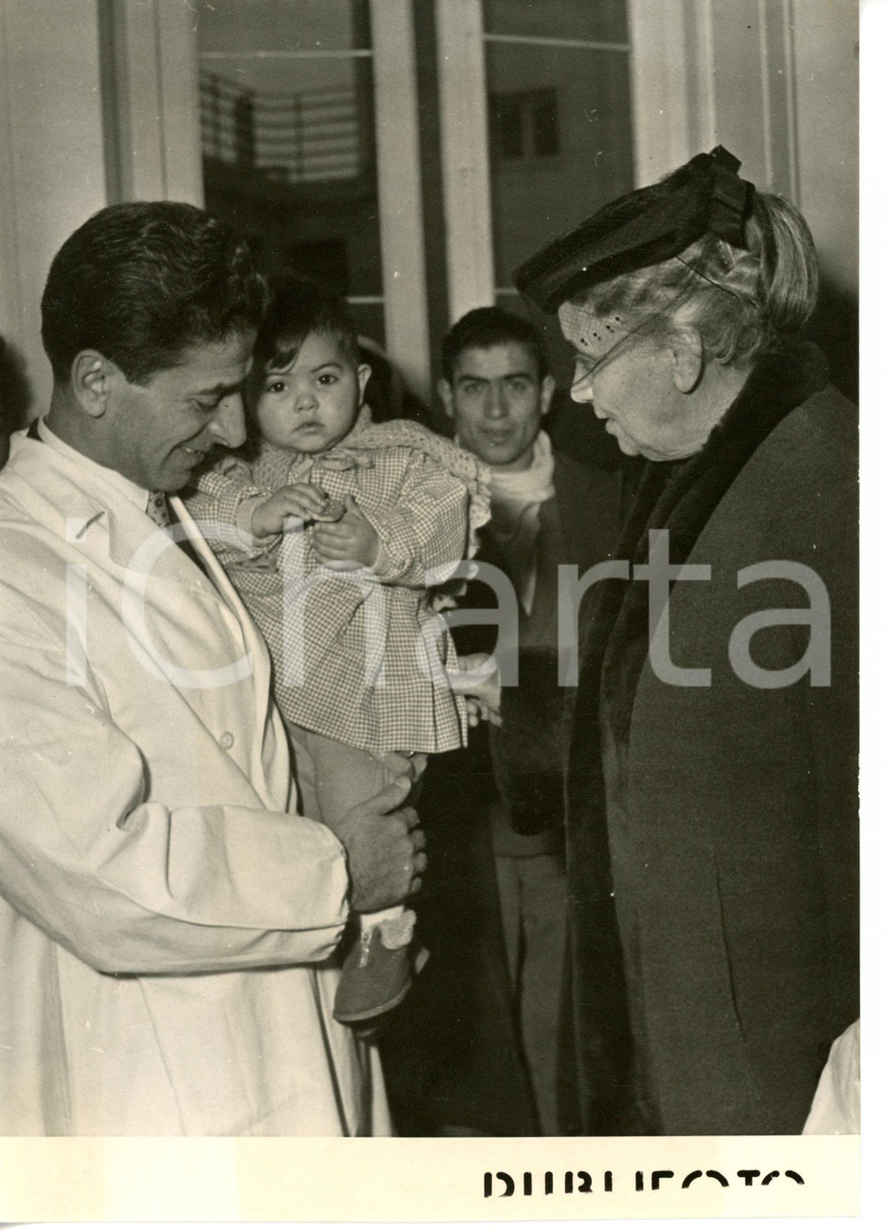 1954 NAPOLI Ospedale Pausilipon - Donna Ida EINAUDI in visita ai bambini malati