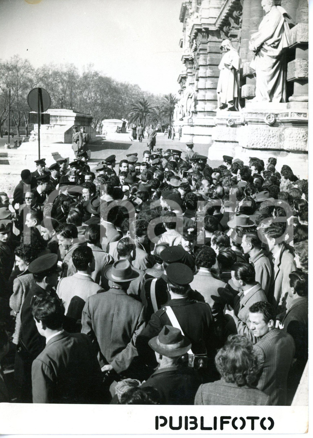 1954 ROMA - CASO MONTESI Folla di giornalisti e Carabinieri davanti al tribunale