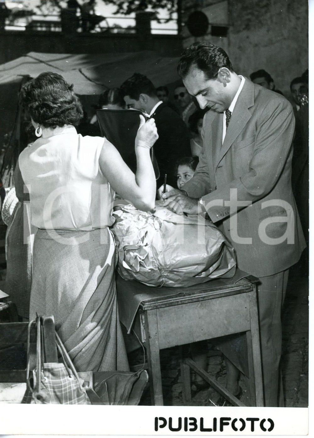 1954 ROMA CASO MONTESI Leone PICCIONI consegna in carcere pacco per il fratello 