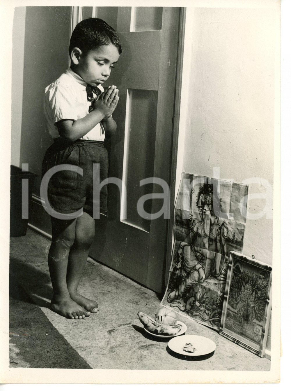 1955 LONDON Hindu boy Rajenderan THAMBY praying to Ganesh *Photo 15x20 cm