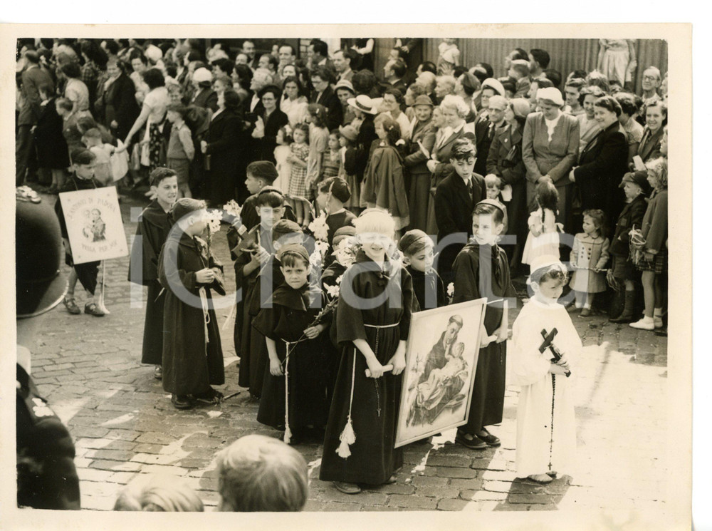 1953 LONDON Clerkenwell catholic procession - Party of junior monks *Photo 20x15