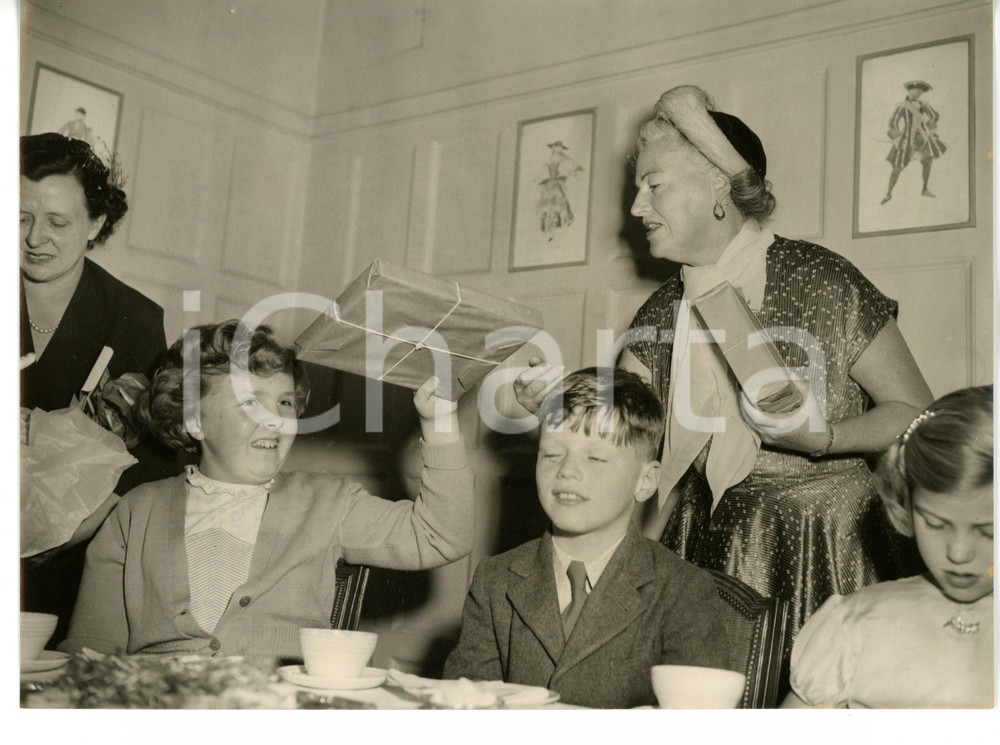 1954 LONDON Savoy Hotel - Gracie FIELDS giving a gift to Jill Ann RANDALL *Photo