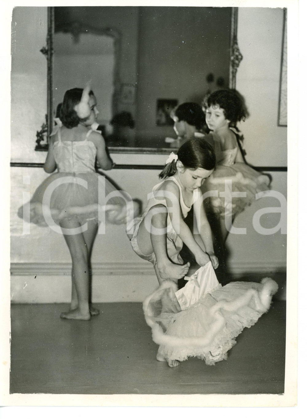 1954 LONDON Baby Jennifer BUSH BAILEY and Rosemary McGILL preparing for a show