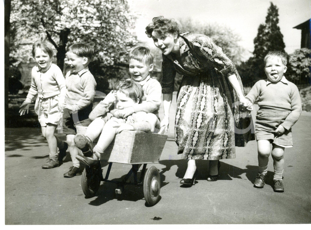 1956 LONDON Woodford Bridge - Joan HOVIS playing with children *Photo 20x15 cm
