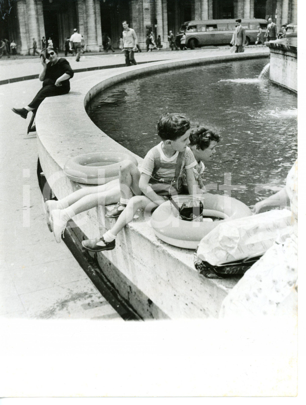 1955 ca GENOVA Piazza De Ferrari - Bambini giocano sulla fontana *Foto 18x24 cm