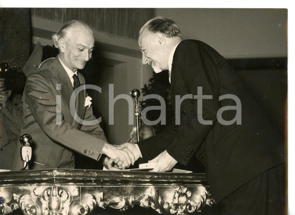 1956 ROMA Antonio SEGNI consegna premio a rappresentante di Giorgio DE CHIRICO