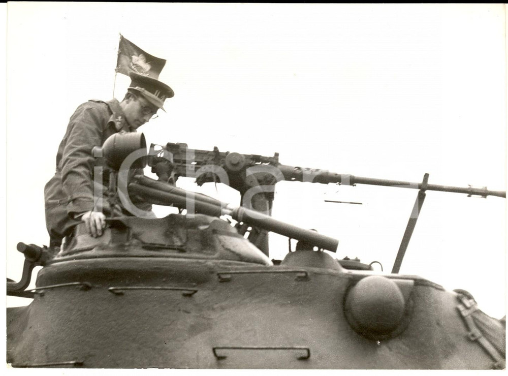 1953 BOURG-LEOPOLD Roi BAUDOUIN dans un tank pour démonstration *Photo 18x13 cm