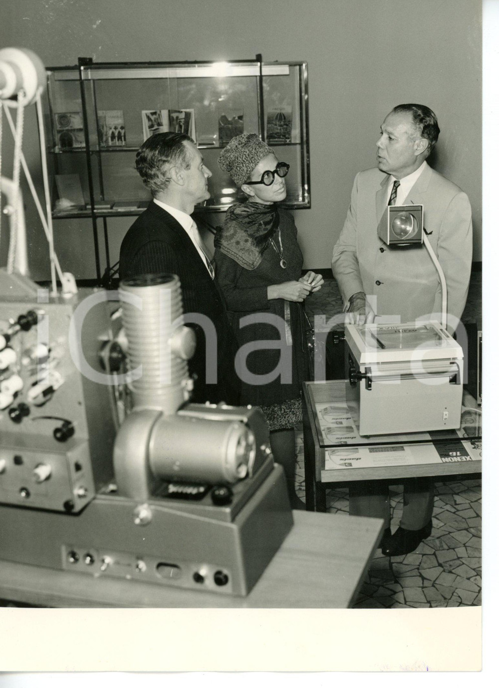 1968 MILANO Convegno MIFED - Walter READE con la moglie in visita ai padiglioni