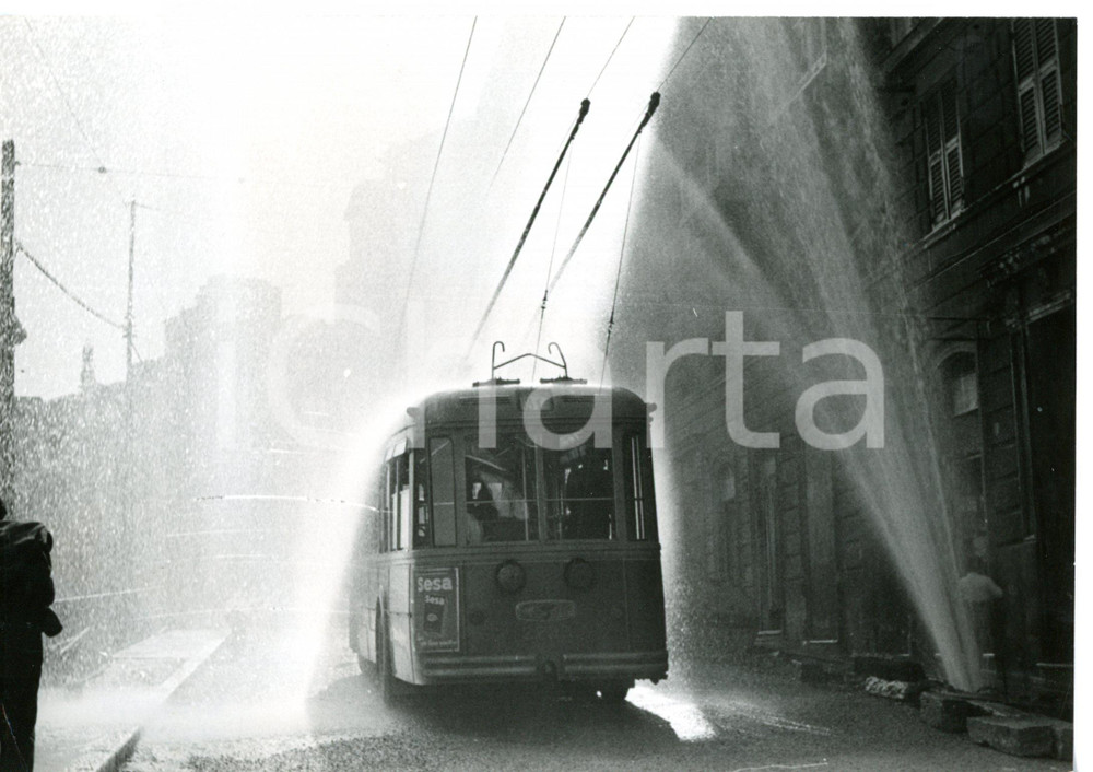 1955 ca GENOVA Rottura di un rubinetto stradale in via Montaldo *Foto 18x13 cm