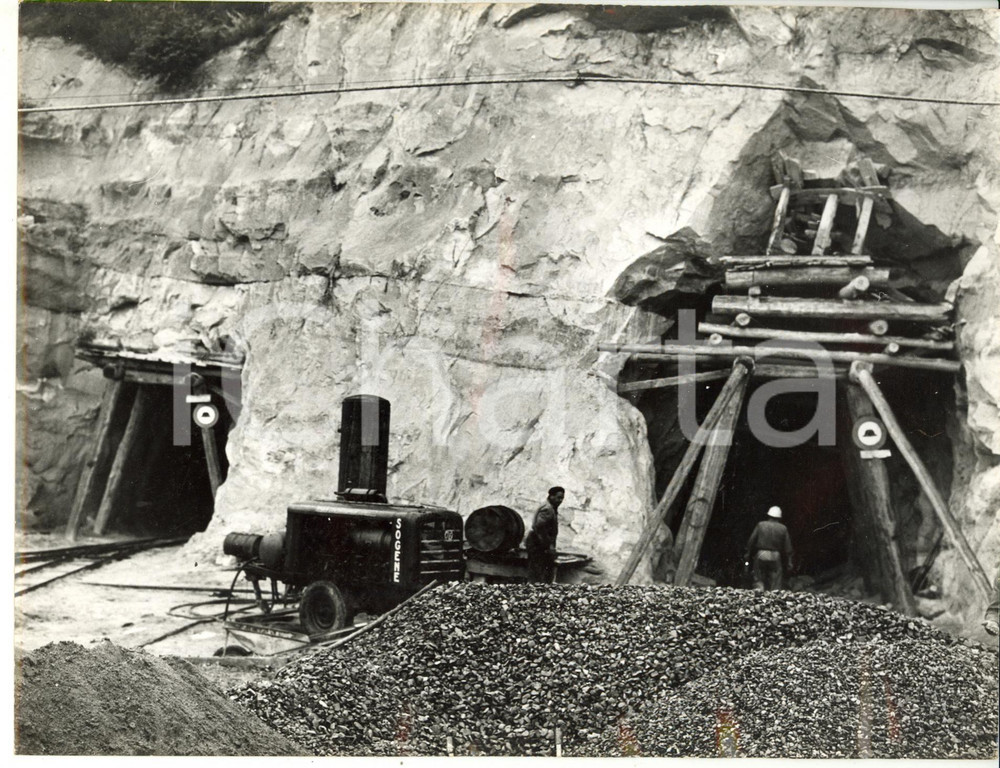 1955 ca AUTOSTRADA DEL SOLE Operai durante lavori galleria CAMPOLUNGO *Foto