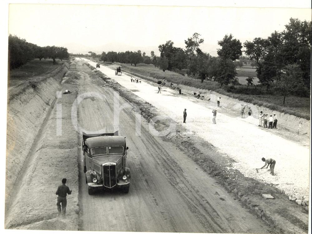 1955 ca TEANO Operai al lavoro in cantiere per costruzione AUTOSTRADA DEL SOLE