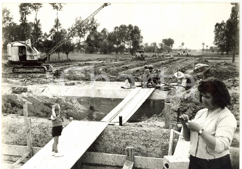 1955 ca FONTANELLATO Bambino nel cantiere di costruzione AUTOSTRADA DEL SOLE