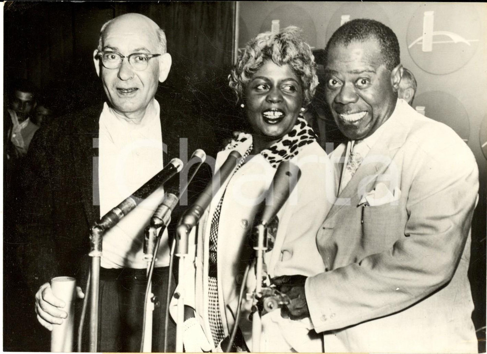 1959 NEW YORK Louis ARMSTRONG in aeroporto con la moglie al suo rientro *Foto