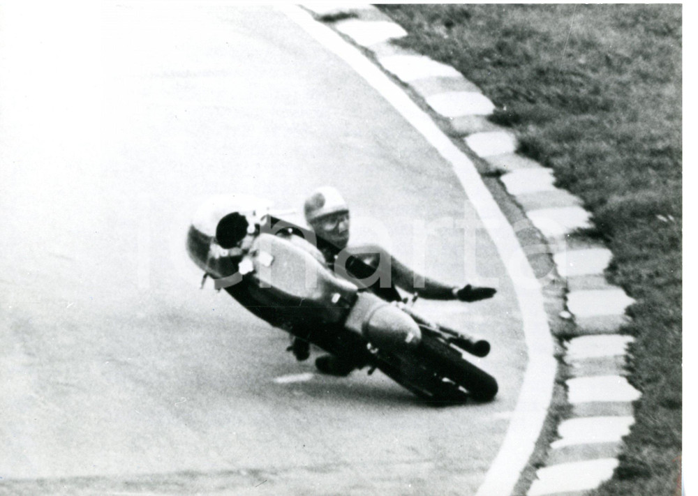1967 CIRCUITO BRANDS HATCH - MOTOCICLISMO Caduta del pilota Giacomo AGOSTINI
