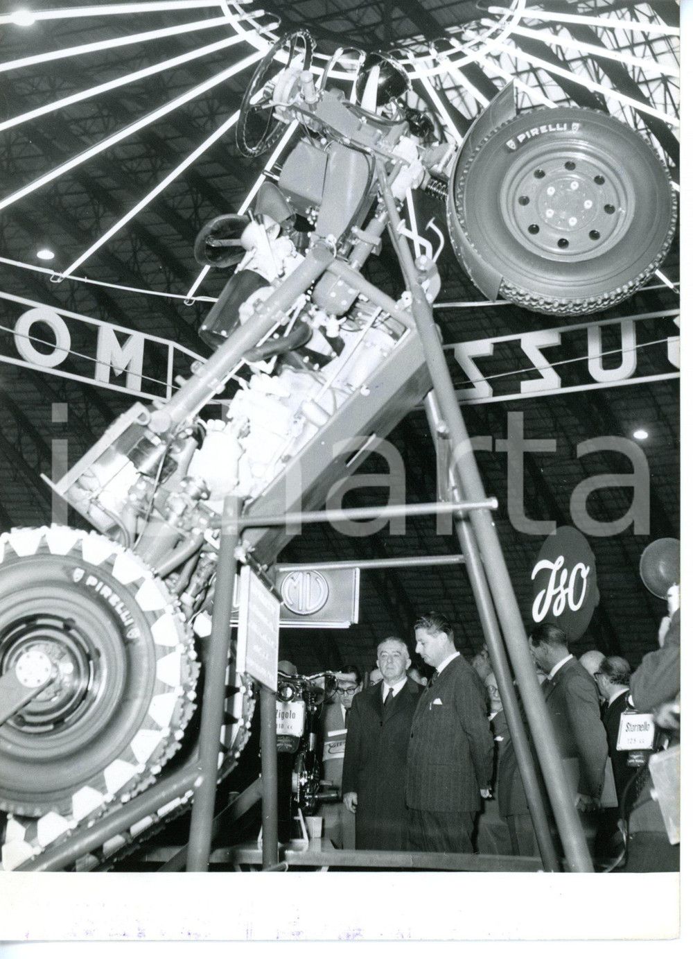 1959 MILANO - EICMA Cesare Augusto FANELLI con Angelo VICARI allo stand GUZZI