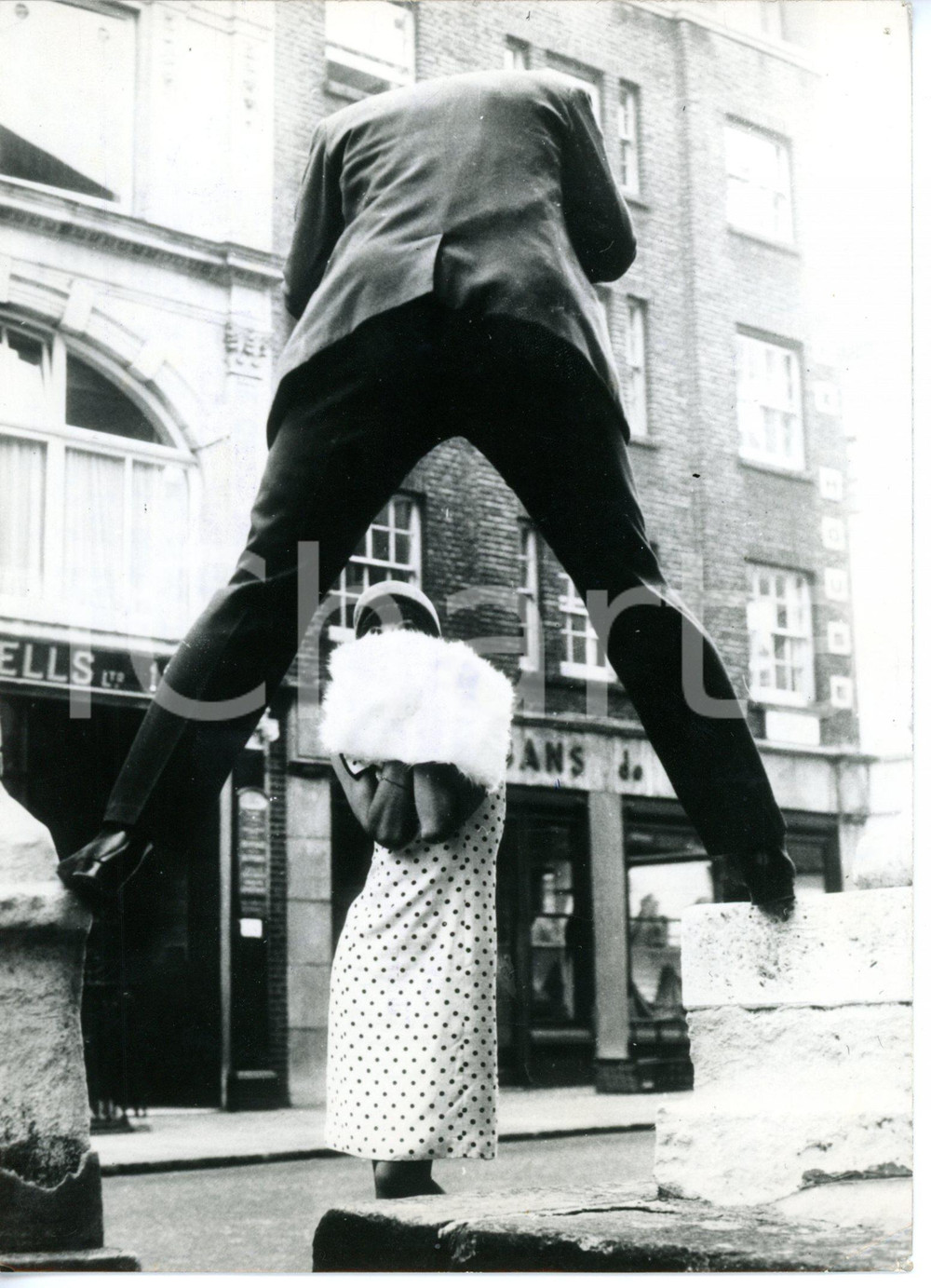 1964 LONDON - MODA Fotoreporter durante servizio fotografico *Foto CURIOSA 13x18