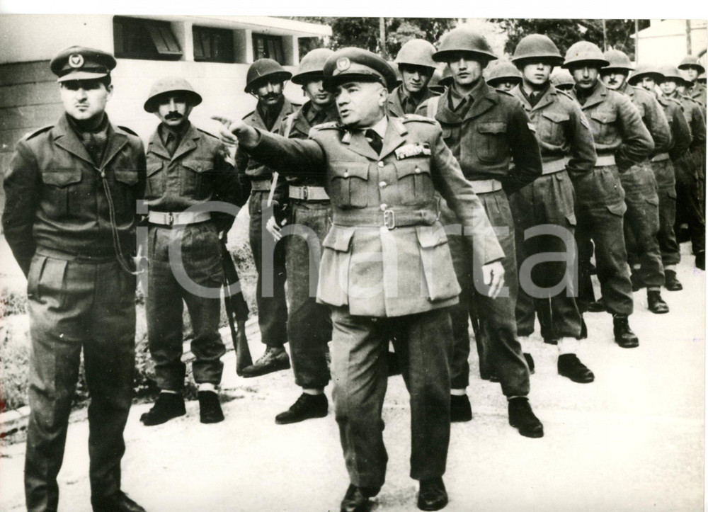 1964 CIPRO Ritratto del generale PANDELIDIS insieme alle truppe *Foto 18x13 cm