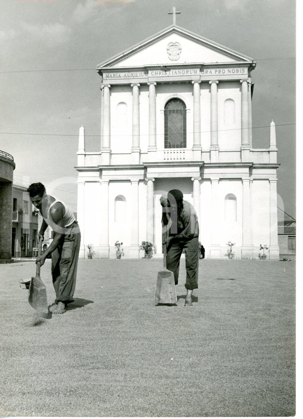 1955 ca CODIGORO (FE) Chiesa di San Martino Vescovo - Essiccazione del grano
