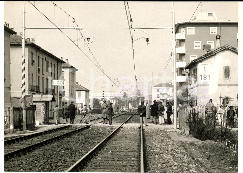 1960 LODI Stazione FS - Folla per incidente al passaggio a livello - Foto