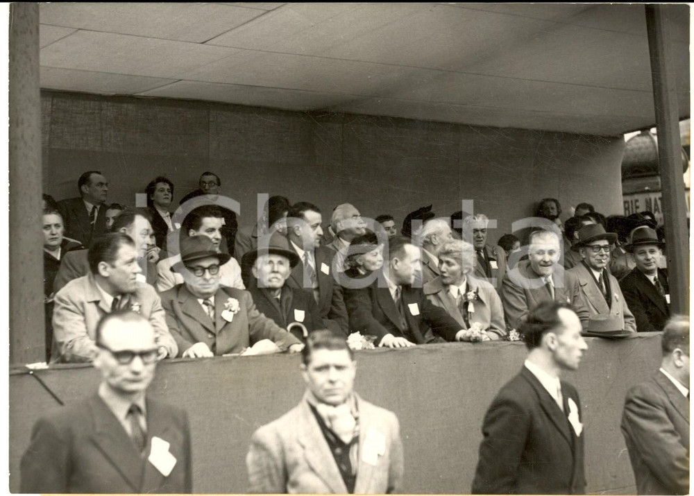 1953 PARIS Défilé du 1er Mai - Tribune avec les députés communistes - Photo