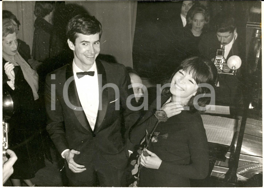 1962 PARIS Music-hall ABC - Tony PERKINS offre una rosa a Juliette GRECO Foto