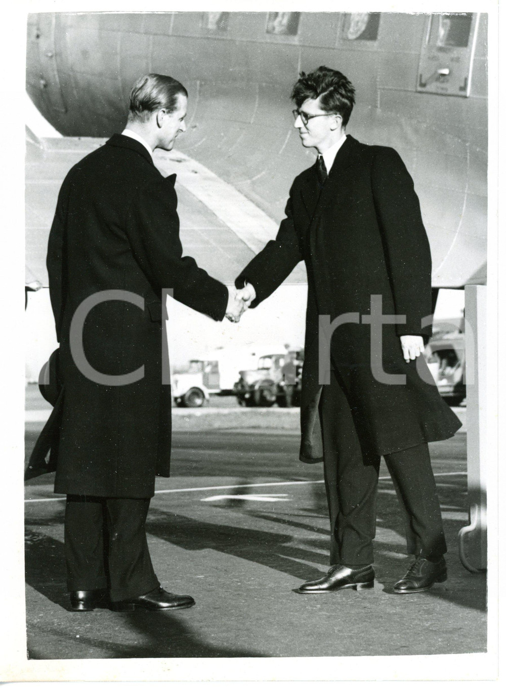 1953 NORTHOLT AIRPORT King Baudouin of BELGIUM greeted by Duke of EDINBURGH Foto