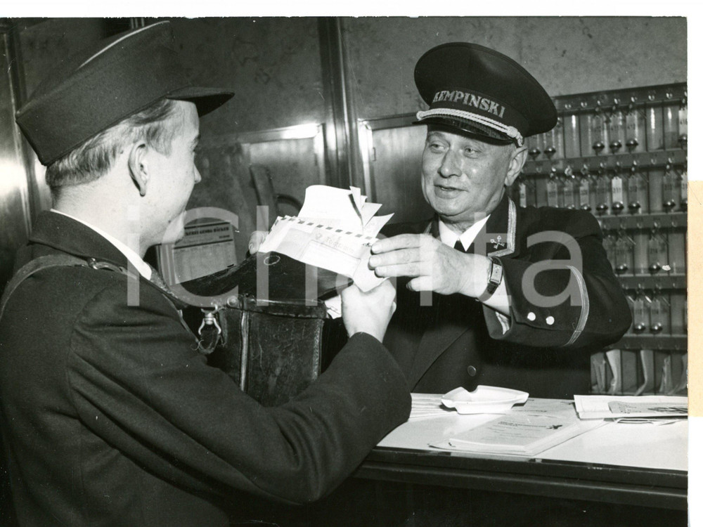 1953 BERLIN Hotel Kempinski - A porter receiving a pile of letters *Foto 20x15