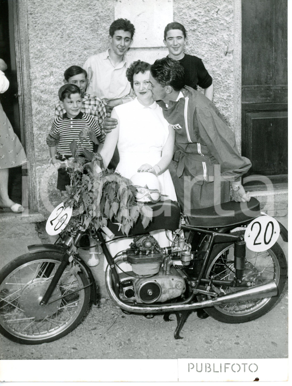 1954 PONTEDECIMO - MOTOCICLISMO Il vincitore Martino GIANI in famiglia *Foto