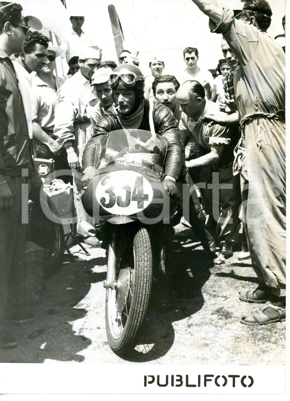 1955 ROMA - MILANO-TARANTO Motociclismo - Orlando VALDINOCI fuma sigaretta *Foto