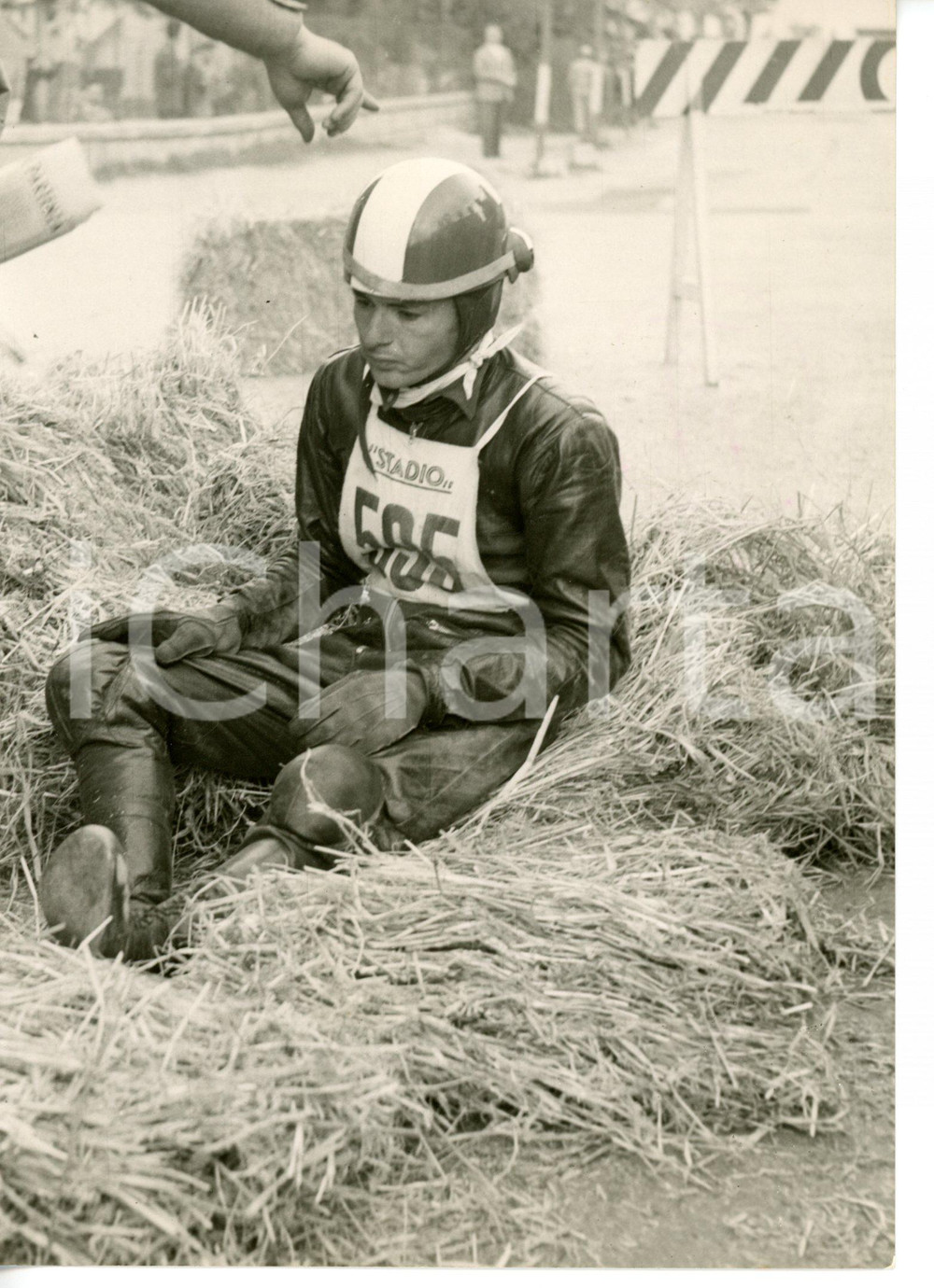 1955 ca IMOLA - MOTOGIRO D'ITALIA Virginio CAMPANA dopo l'incidente *Foto 13x18