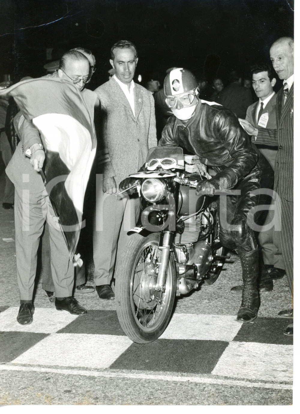 1956 MILANO-TARANTO - MOTOCICLISMO Partenza di Domenico FENOCCHIO su GILERA 500