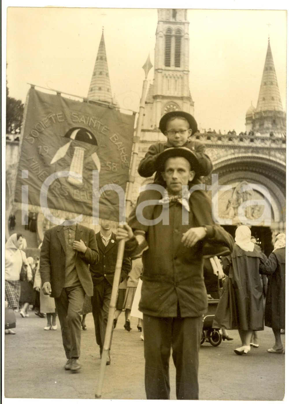 1962 LOURDES Mineur et son enfant - Société Sainte-Barbe *Photo 13x18 cm