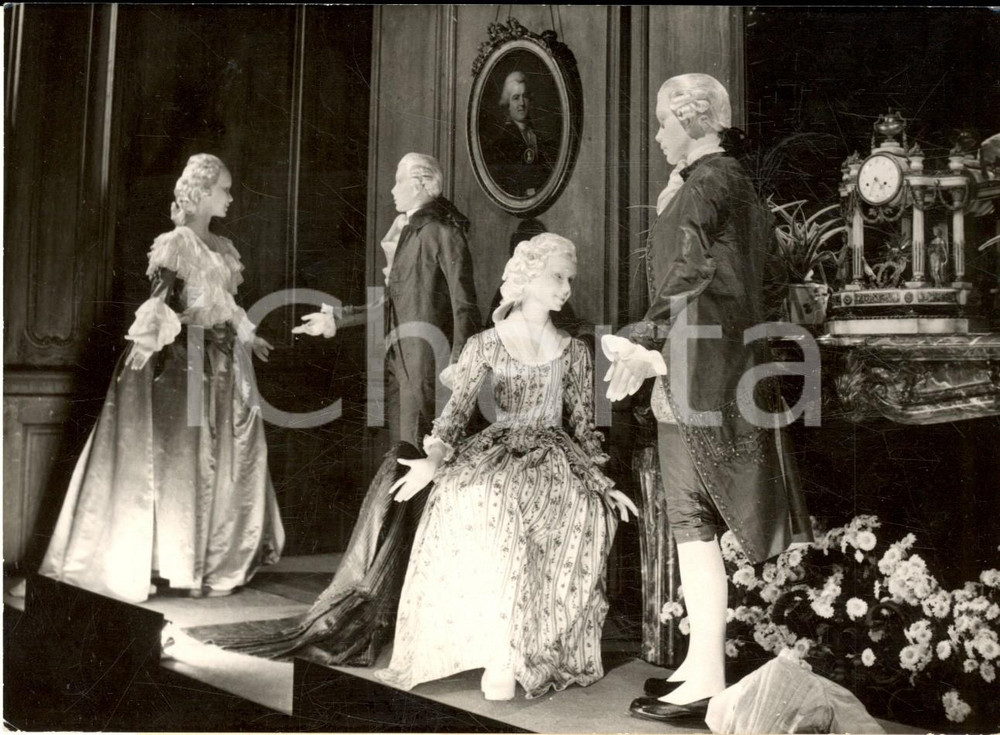 1955 ca PARIS Musée CARNAVALET - Exposition cour du roi Louis XVI *Photo 16x12