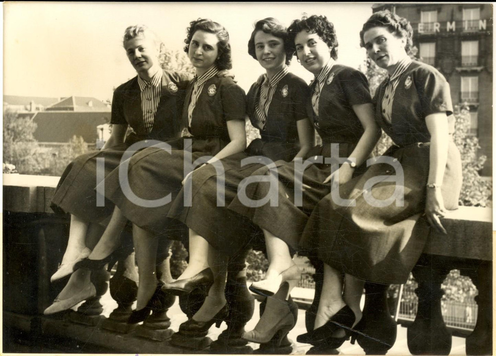 1957 PARIS Hôtesses des gares dans leur nouvelle tenue - Photo 18x13 cm