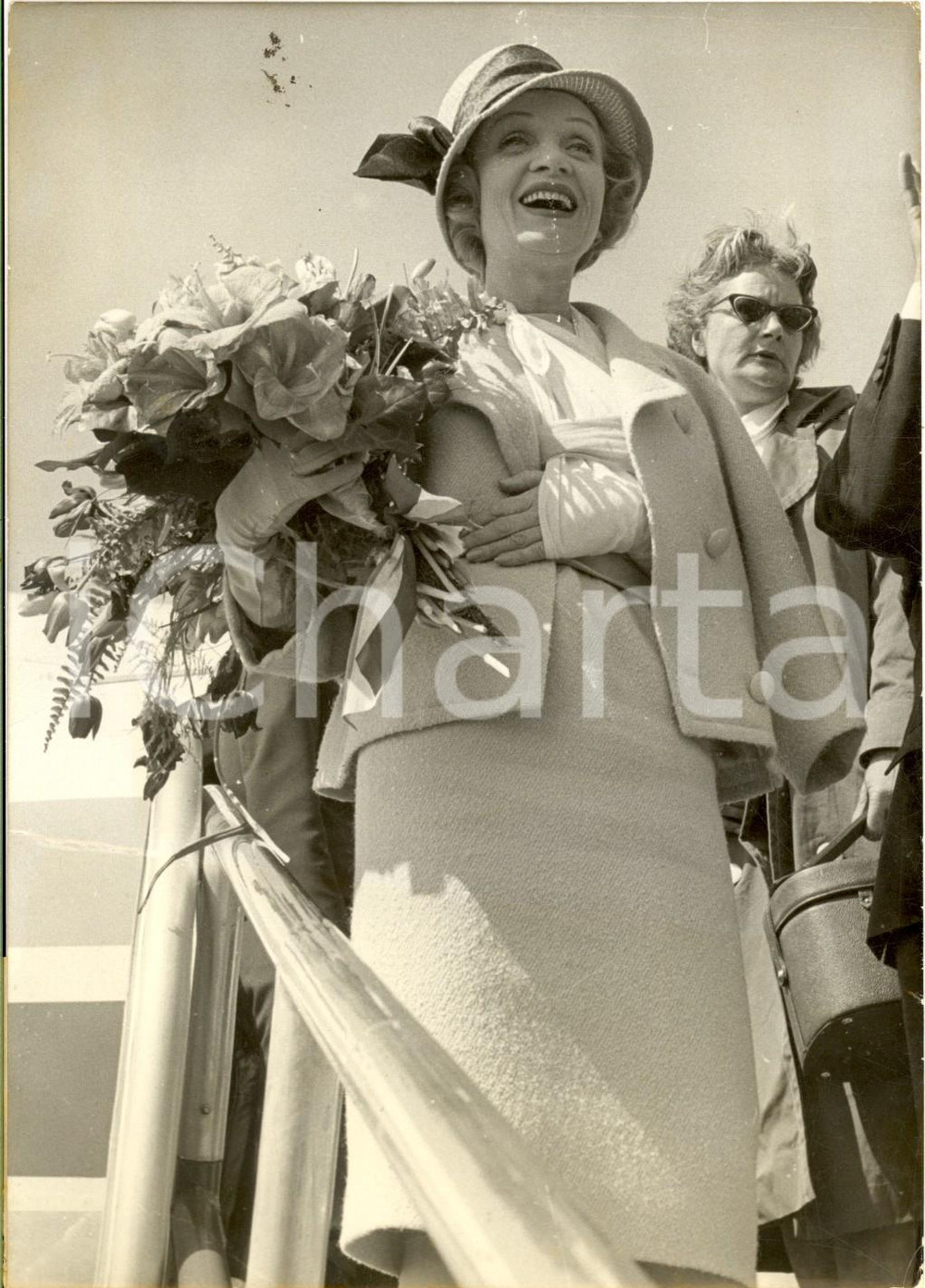 1960 PARIS BOURGET Arrivo di Marlene DIETRICH ferita al braccio - Foto 13x18 cm