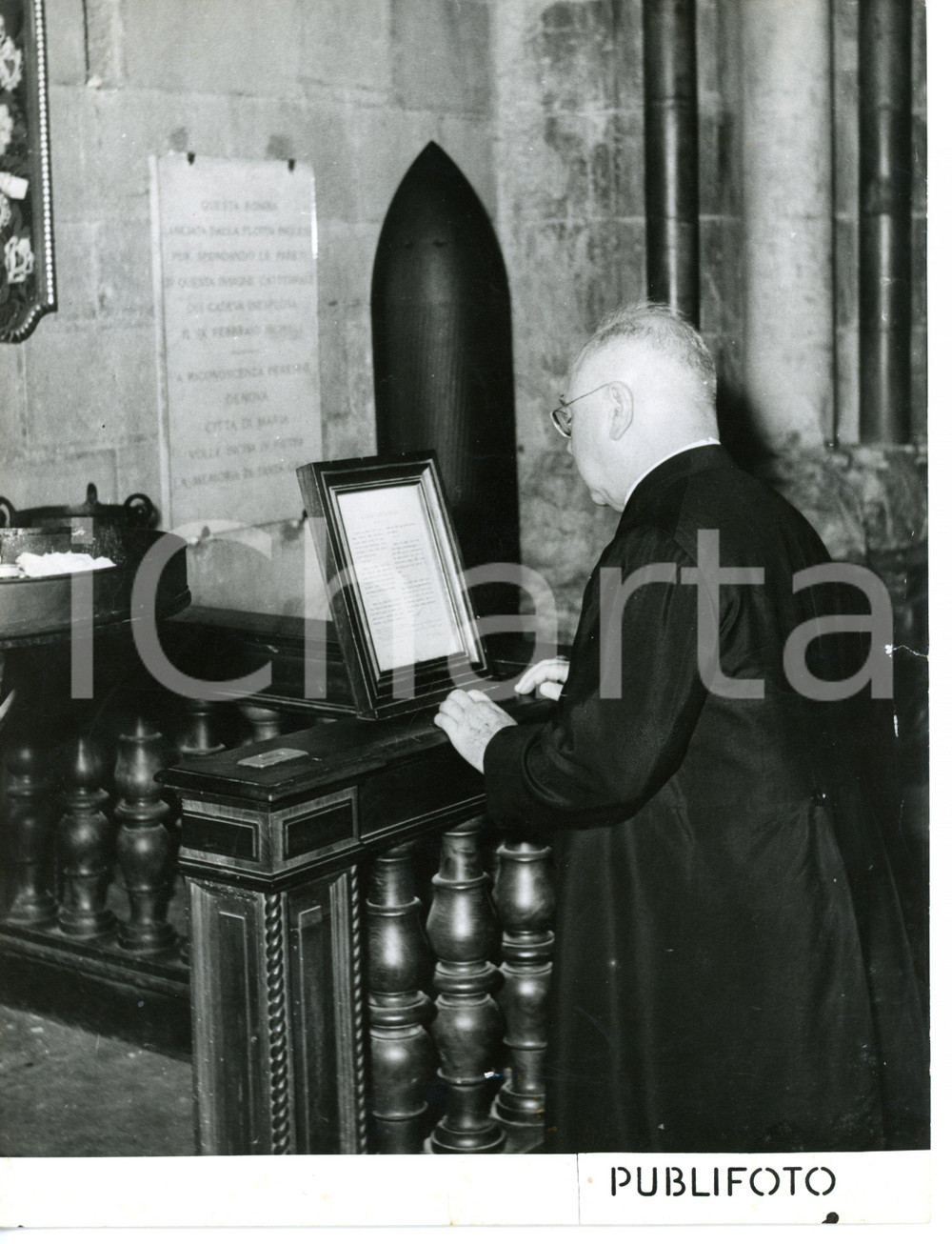 1954 GENOVA Cattedrale S. Lorenzo - Card. Francis J. SPELLMAN in preghiera 