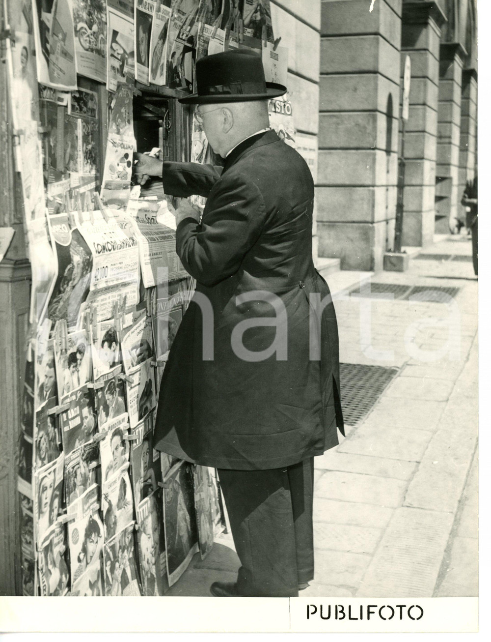 1955 ca GENOVA Card. Francis Joseph SPELLMAN acquista giornale in edicola *Foto