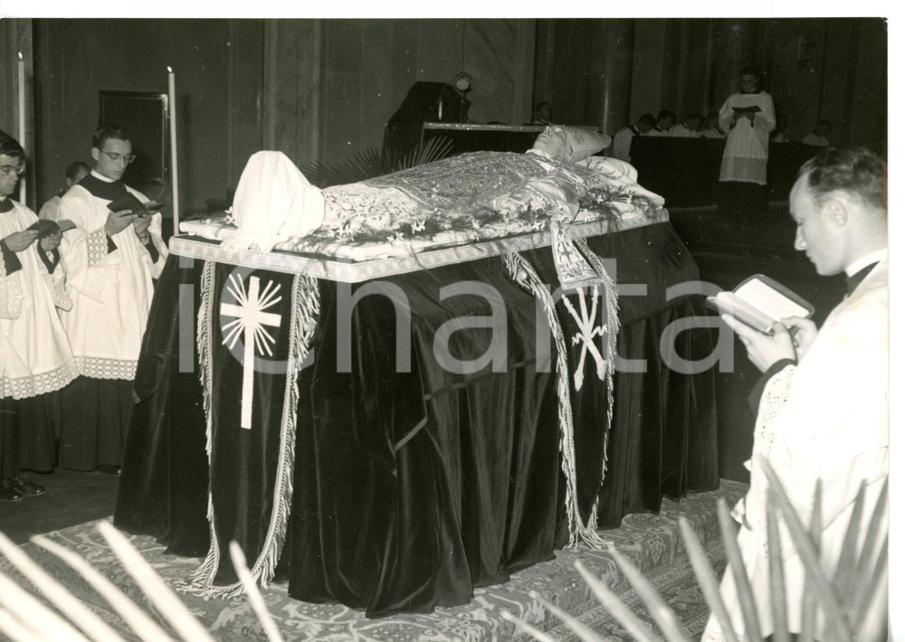 1954 VENEGONO INFERIORE Veglia alla salma del Card. Ildefonso SCHUSTER - Foto