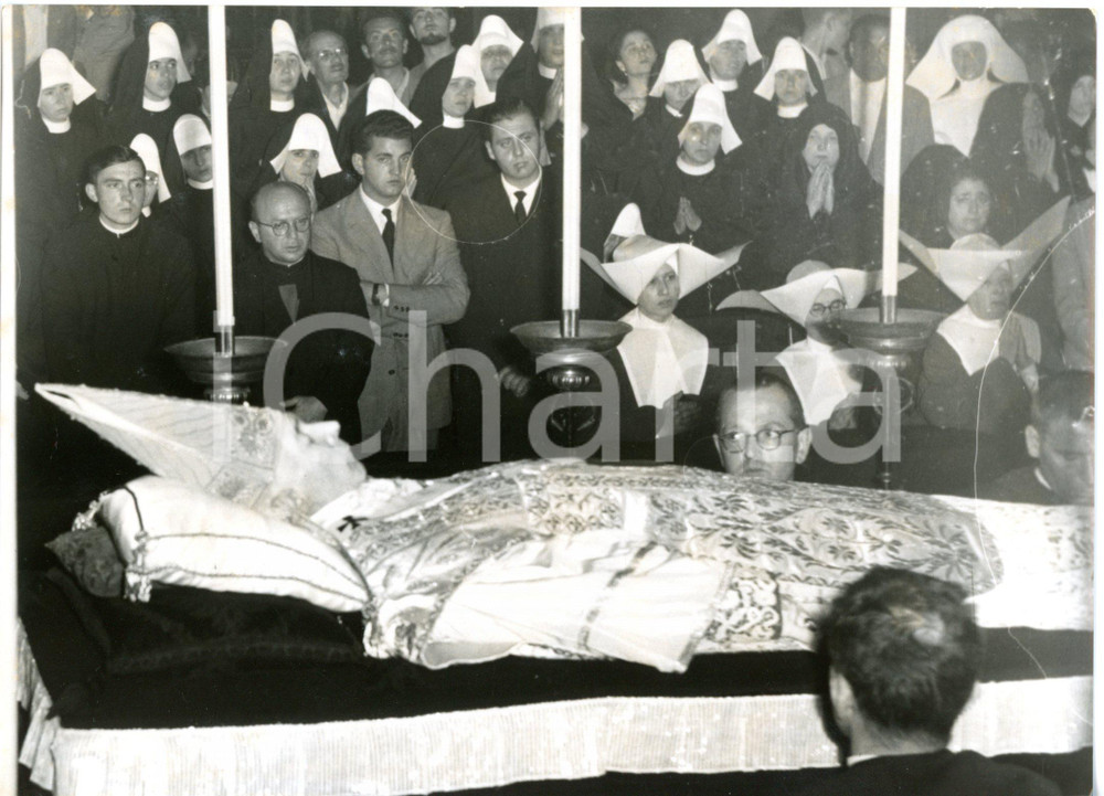 1954 DUOMO DI MILANO Esposizione salma Card. SCHUSTER - Fedeli in preghiera FOTO