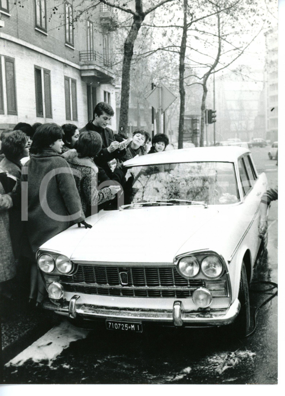 1963 MILANO - COSTUME Tony RENIS accerchiato dalle ammiratrici *Foto 13x18 cm