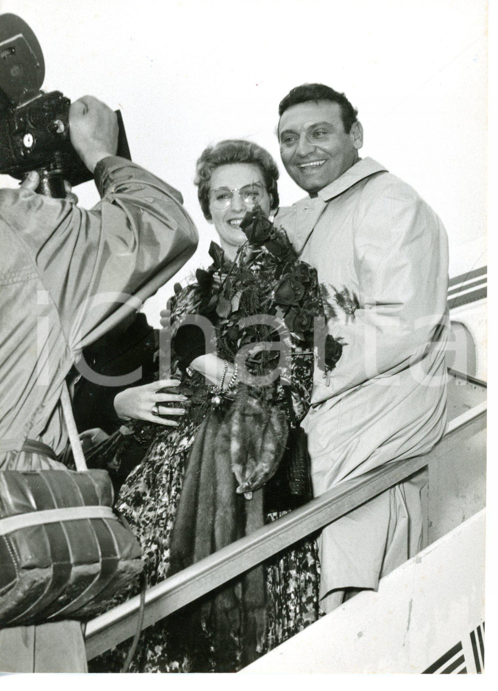 1957 MILANO MALPENSA Frankie LAINE accolto da Fulvia COLOMBO all'aeroporto *Foto