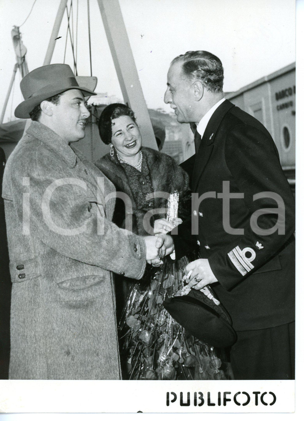 1957 NAPOLI T/N "GIULIO CESARE" - Mario DEL MONACO stringe la mano al comandante
