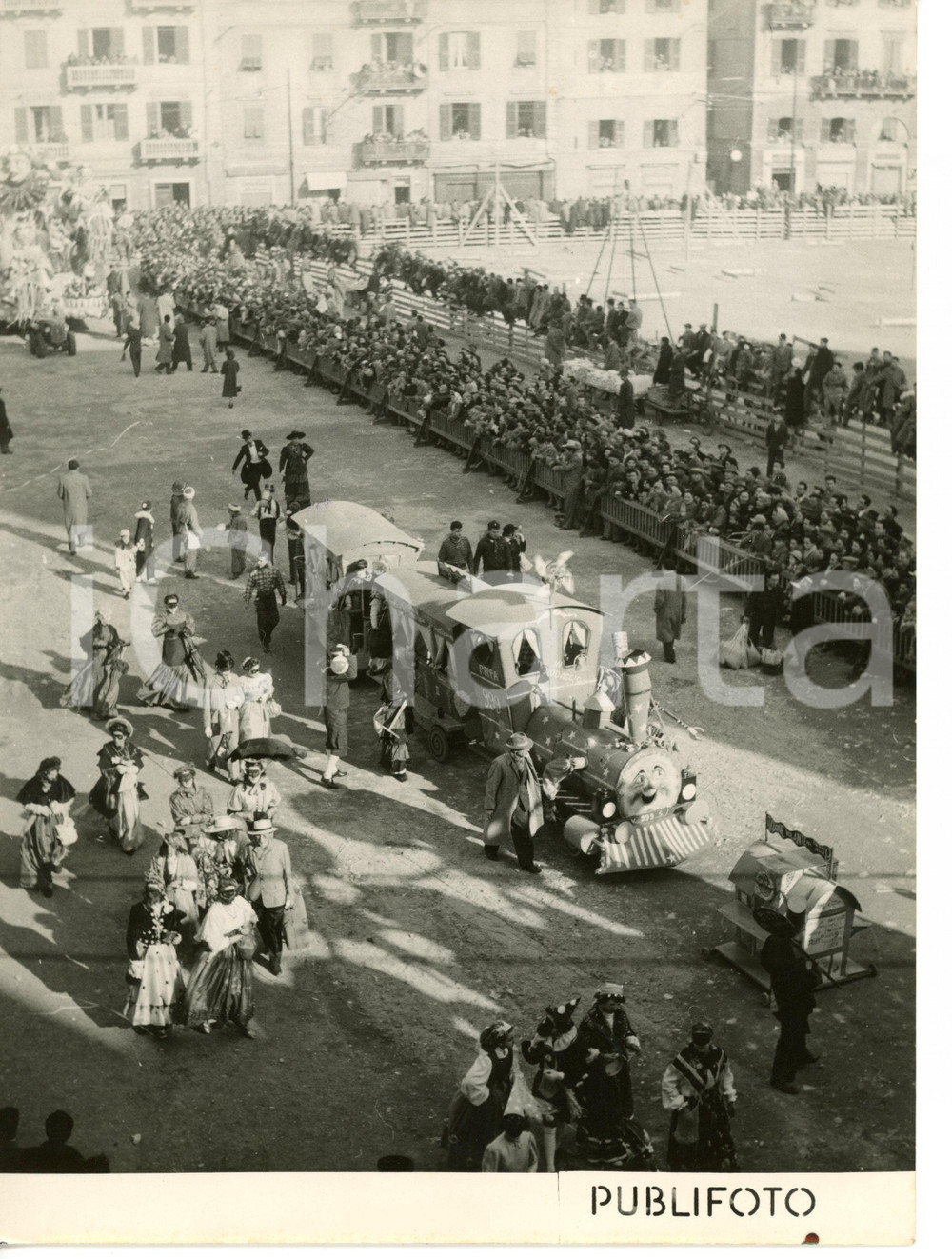1955 ca GENOVA (?) Festeggiamenti Carnevale - Passaggio del trenino *Foto 18x24