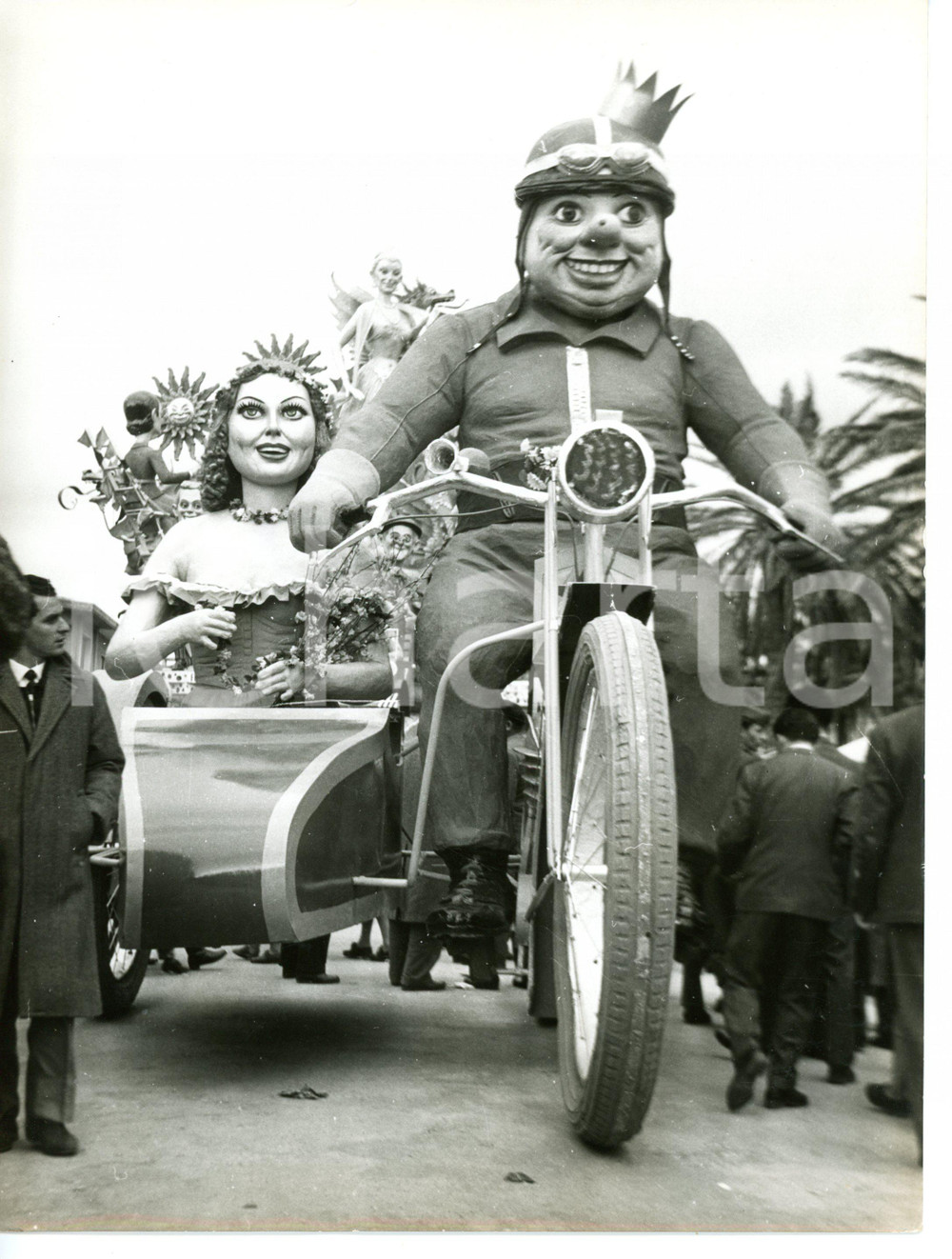 1955 ca GENOVA (?) Festeggiamenti Carnevale - Sidecar di cartapesta *Foto 18x24